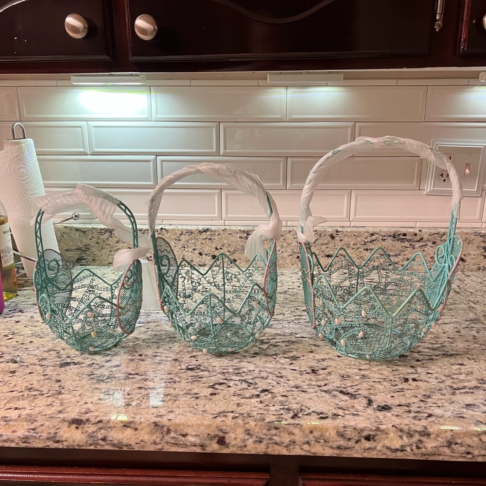 3 nestled Easter Baskets NWOT